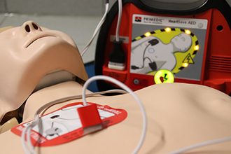 AED bedienen